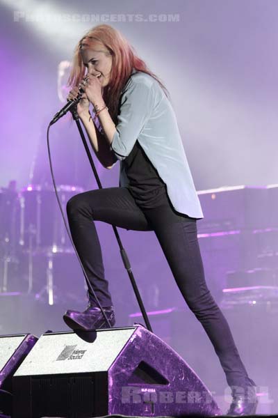 THE KILLS - 2012-06-22 - PARIS - Hippodrome de Longchamp - Alison Nicole Mosshart